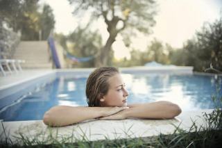Chauffage piscine enterrée : pompe à chaleur et alternatives