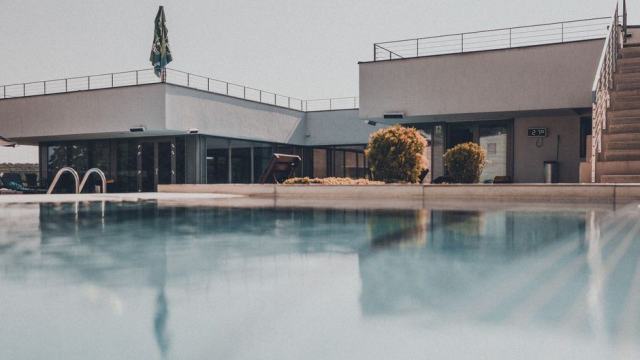 Photo d'illustration : une pompe à chaleur installée près d'une piscine
