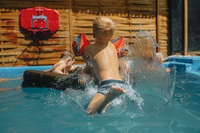 Manomètre et raccords du circuit de filtration d'une piscine extérieure
